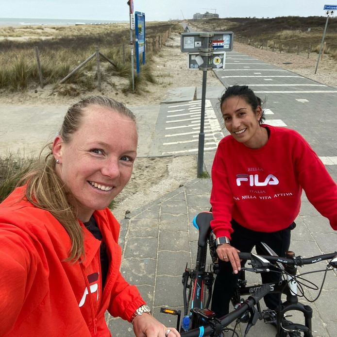 Kiki Bertens (l) houdt haar conditie onder meer op peil door mountainbiketochten te maken met coach 
Tamaëla (r).