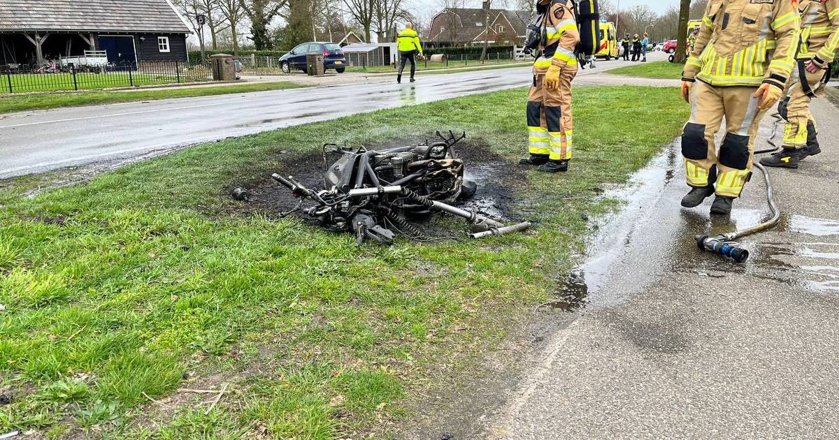 Motorrijder crasht hard op boom in Bergentheim, berm zwartgeblakerd