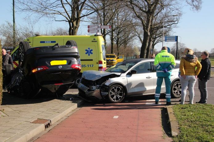 Een auto sloeg over de kop bij de botsing.