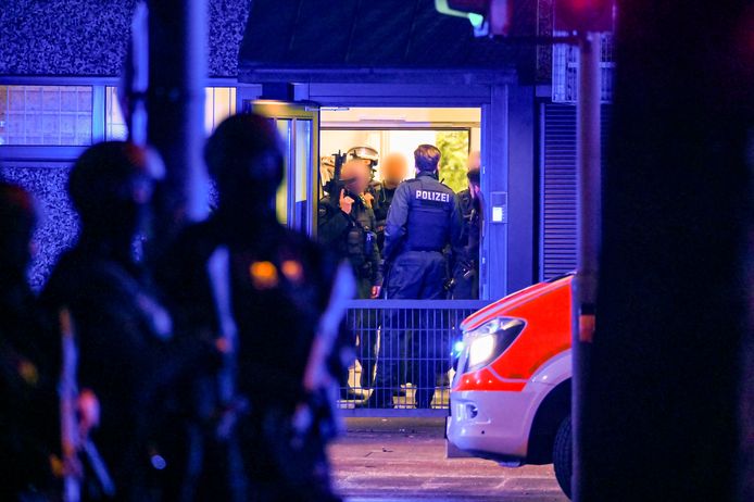 Several officers at the scene of a shooting in the German city of Hamburg.