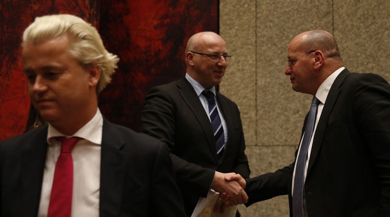 PVV'er Fritsma (midden) schudt de hand van staatssecretaris Teeven. Beeld ANP