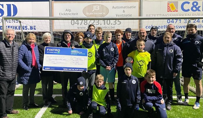 De voetballertjes van SKS Herentals mochten met de verkregen cheque op de foto