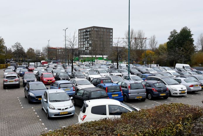 Het parkeerterrein in Woerden aan de zuidzijde van het NS-station.