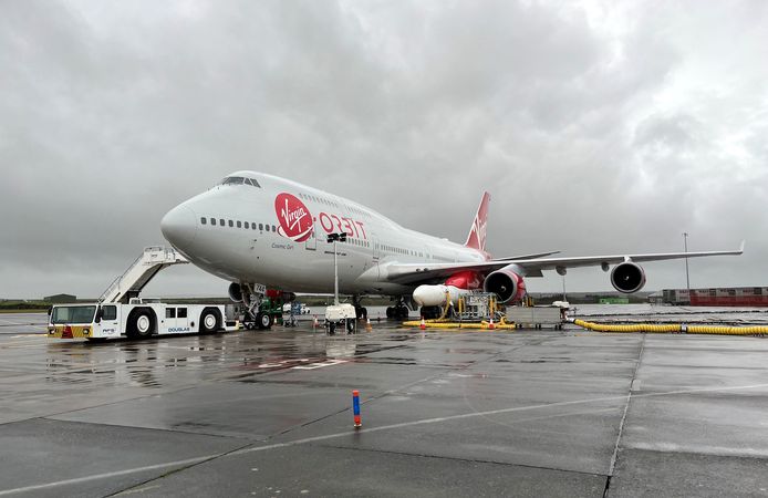 Via een Boeing 747, met de naam Cosmic Girl, wordt de raket gelanceerd.