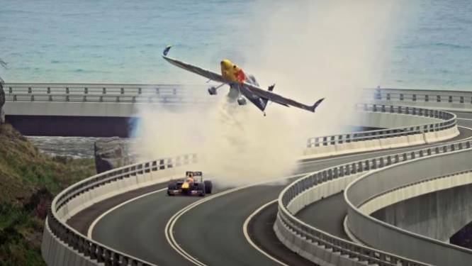 Spectaculaire beelden: Daniel Ricciardo racet in Formule 1-bolide tegen stuntvliegtuig