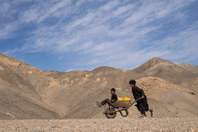 Vanwege de droogte, is water in Afghanistan schaars. Kinderen lopen met een kruiwagen drie kilometer naar een bron om water voor hun familie te halen.