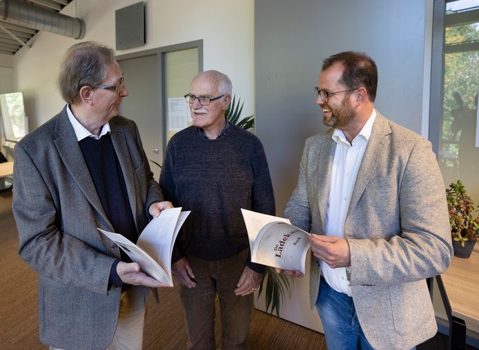 Oud-medewerker Poul de Gier (m) heeft zijn boekje 'De Ladekast’ overhandigd aan Peter Smetsers (l) van het Comitié Veldhoven100 en Robert Tops (r), directeur van Cordaad Welzijn