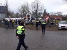 Politie grijpt in bij demonstratie op kerstmarkt Dedemsvaart, die alleen met QR-code te bezoeken is