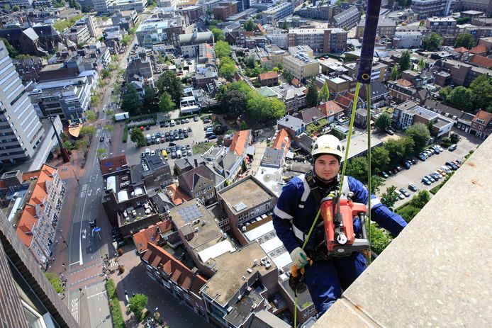 Er worden netten opgehangen bij de Regent in Eindhoven om vallende stenen te voorkomen.