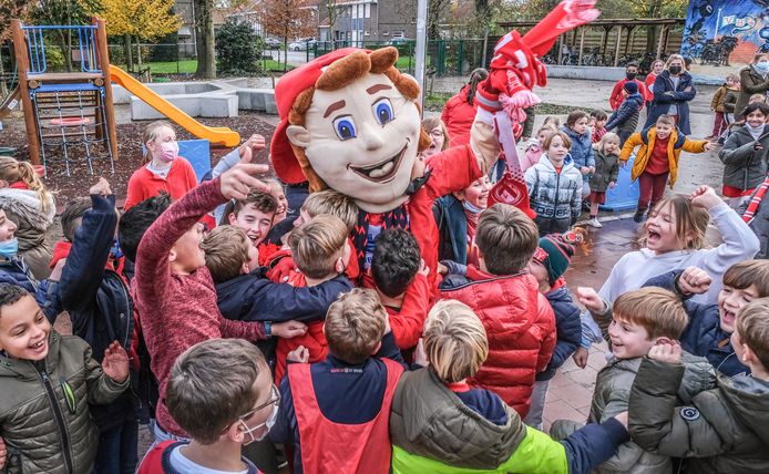 De mascotte van KVK kwam melden dat de leerlingen geslaagd waren in hun opzet, en ze naar de match mogen komen kijken.