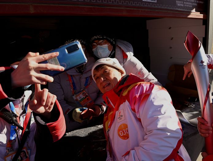 Jackie Chan porte la flamme olympique sur la Grande Muraille Sport 7sur7.be