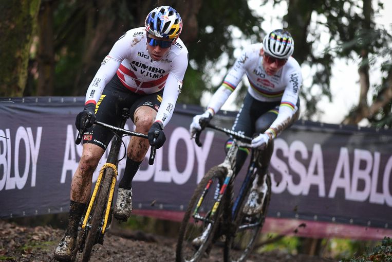 Van Aert Wint Veldrit Maar Bestempelt Van Der Poel Als Wk Favoriet De Volkskrant