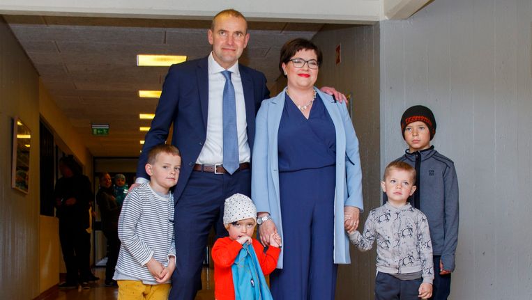 De onafhankelijke kandidaat Gudni Thorlacius Johannesson nam zijn gezin mee naar de stembus. Beeld EPA