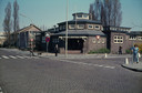 Het badhuis aan de Bankastraat op de hoek van de Adelaarstraat en Vogelplein.
