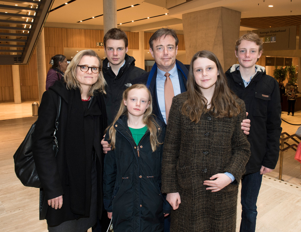 Liesbet Amp Simon De Jongste Kinderen Van Bart De Wever Er Is Niets Veranderd Sinds Papa 50 Kilo Is Afgevallen Behalve Als Hij Een Bommetje Doet In Het Zwembad Foto Hln Be