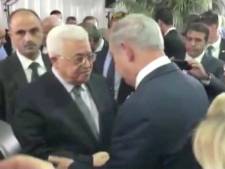 Netanyahu et Abbas se serrent la main aux funérailles de Shimon Peres