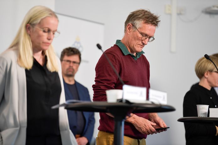 De Zweedse staatsepidemioloog, die achter het beleid van het land stond om geen lockdown in te voeren, heeft toegegeven dat het land meer beperkingen had moeten opleggen om de verspreiding van het virus tegen te gaan.