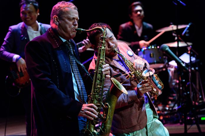 Alexander Beets (l.) en  Koh Mr. Saxman in actie tijdens de openingsavond van het jazzfestival in Theater De Lieve Vrouw