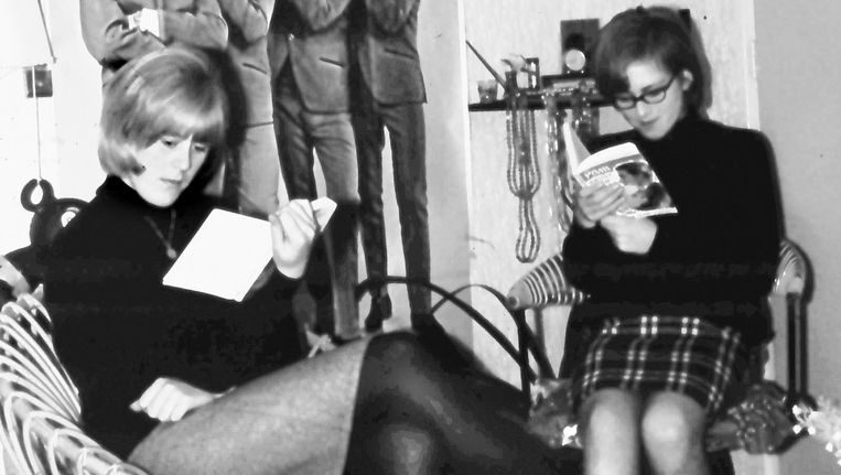 Een meisjeskamer in de jaren zestig. Korte rokjes en rotan meubelen Beeld Jacomien Meijer-de Bruin