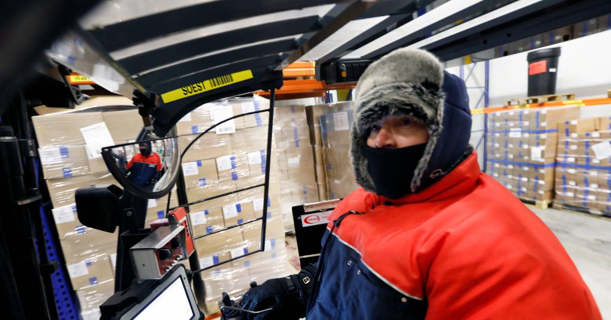 John werkt met hittegolf in poolkleding in Dodewaard | Hittegolf | gelderlander.nl - De Gelderlander