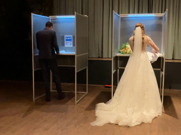 Democratische echtpaar: Herman en Marie gaan eerst stemmen, daarna trouwen