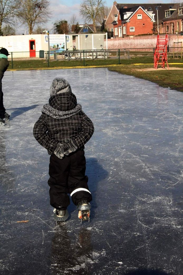 Jax Oudshoorn schaatst met zijn handen op zijn rug op het ijsbaantje in Heukelum. Wilma Oudshoorn, de oma van Jax zette haar kleinzoon op de foto.