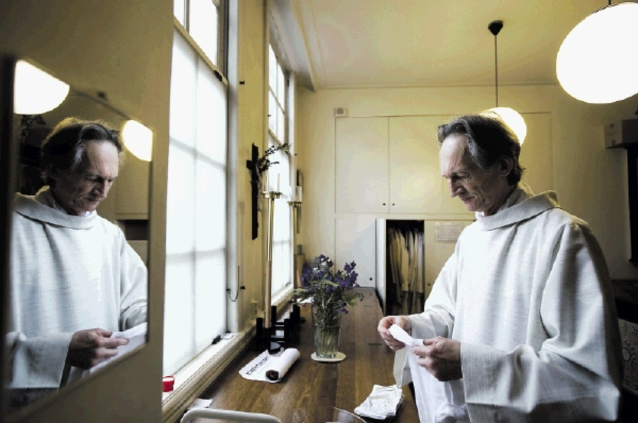 Priesterstudent Jim Schilder in de sacristie van de begijnhofkapel in Amsterdam. (FOTO HERMAN WOUTERS) Beeld Herman Wouters