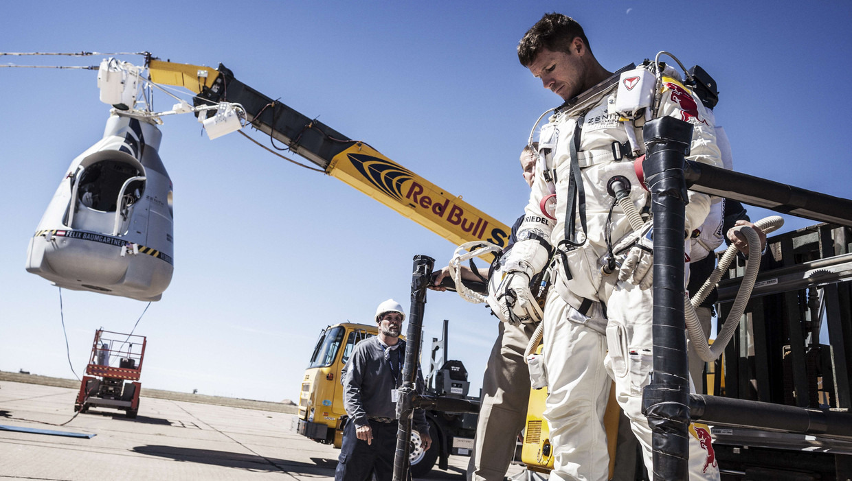 De Oostenrijker Felix Baumgartner is uit de capsule gestapt nadat de recordpoging dinsdag werd geannuleerd. Beeld afp