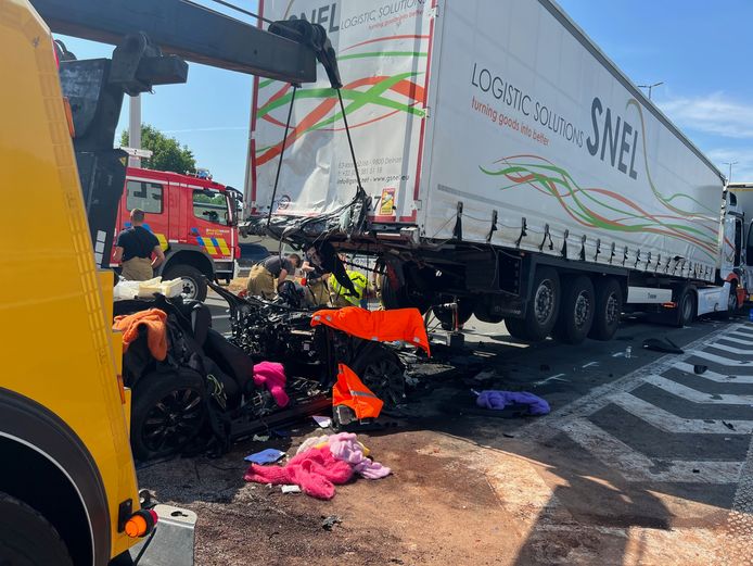 Zwaar ongeval met vier vrachtwagens en één auto op E19 richting Antwerpen in Brecht.