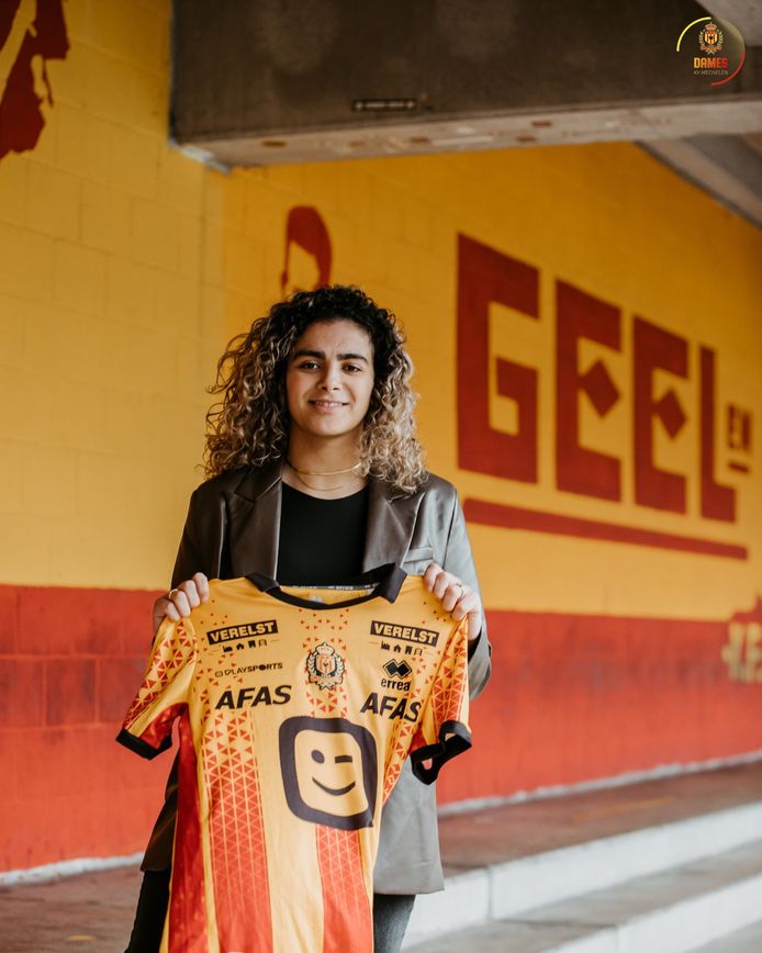 Senna El Messaoudi tijdens haar presentatie bij KV Mechelen. Foto: An Rogier