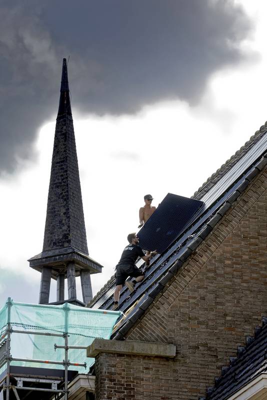 De zonnepanelen op het dak van de Boschwegse kerk wegen 15 kilogram per stuk.
