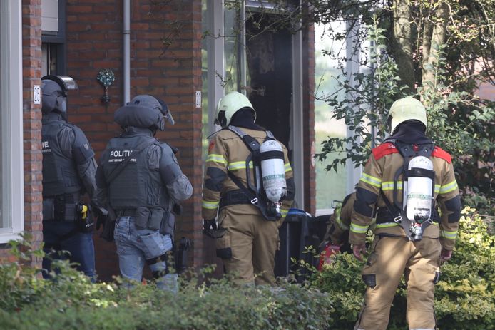 Het arrestatieteam van de politie is zaterdagochtend rond 11:00 uur ingezet bij een woningbrand in de Bilderdijkstraat in Den Bosch.