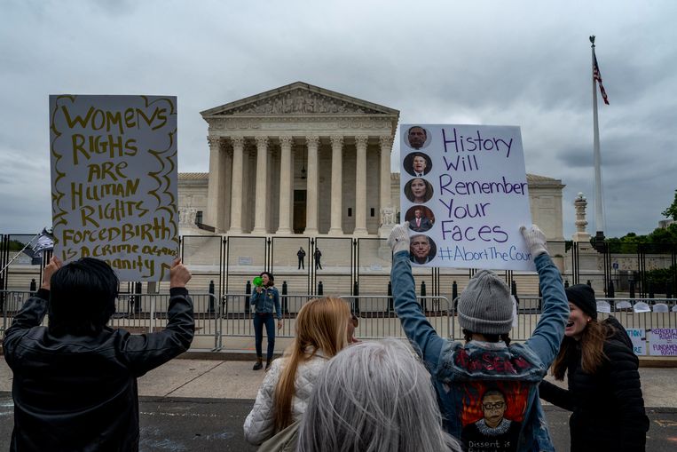 Demonstranten protesteren aan het Hooggerechtshof in Washington tegen het conceptbesluit waaruit blijkt dat een meerderheid van de rechters het recht op abortus wil schrappen. Beeld AP