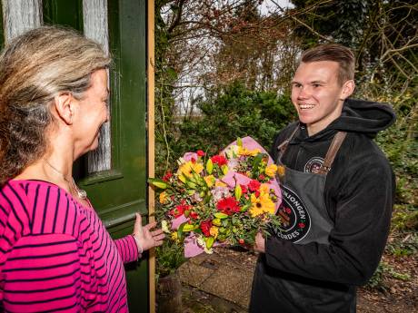 Bosje blommen bij je thuis? Verkoop aan de deur is helemaal niet ouderwets (en eigenlijk wel slim!)