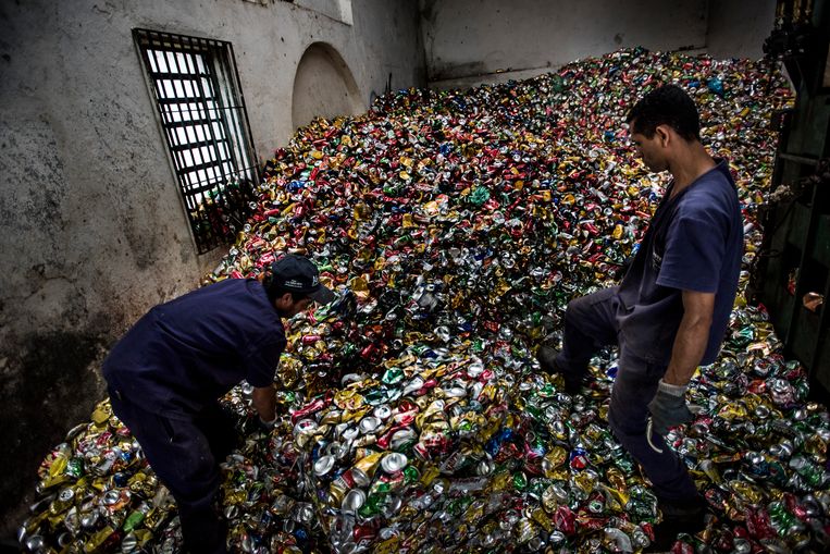 In São Paolo wordt blik gerecycled in familiebedrijf Master. Ze verwerken zo'n dertig ton per maand.  Beeld Kadir van Lohuizen