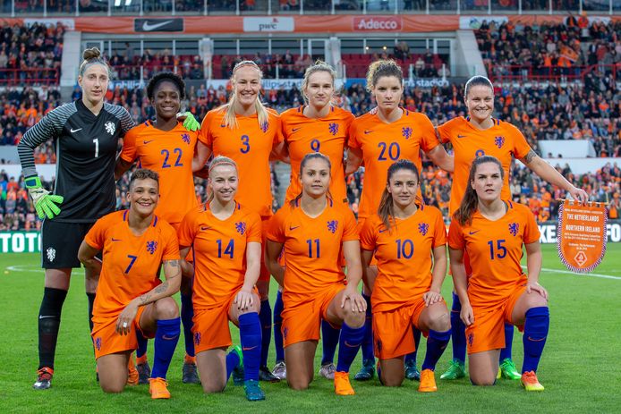 De Oranje Leeuwinnen voor het treffen met Noord-Ierland in het Philips Stadion in Eindhoven.