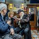 100 jaar Nederlandse schrijvers aan de moppertafel: ‘Cafés als De Zwart zijn belangrijk voor de samenleving’