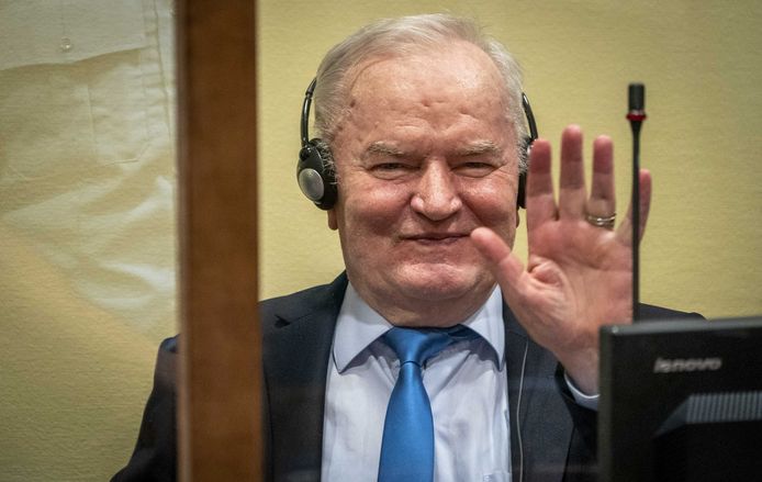 Ratko Mladic had het opvallend naar zijn zin in de rechtszaal.