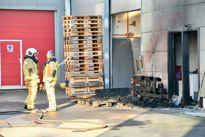 De brand woedde aan de zijkant van de Poolse supermarkt Biedronka III, langs de Brugsesteenweg in Kuurne. Een voorraad houten palletten ging in vlammen op.