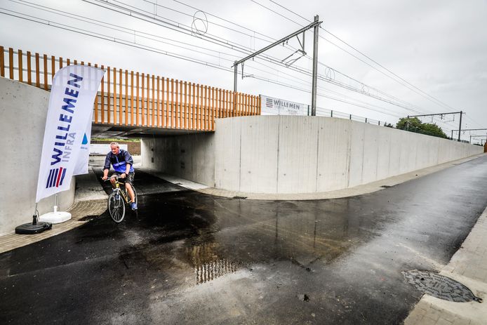 De nieuwe fietstunnel onder de spoorweg in Torhout is geopend