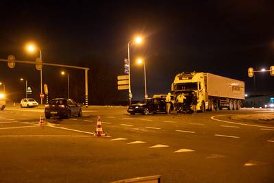 Vrachtwagen en twee auto’s botsen op elkaar bij oprit A17 in Oud Gastel