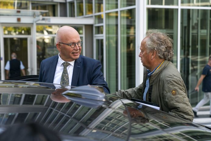 Landbouwminister Henk Staghouwer en een van zijn voorgangers, Henk Bleker, vorige week na afloop van een gesprek met bemiddelaar Johan Remkes over de stikstofcrisis.