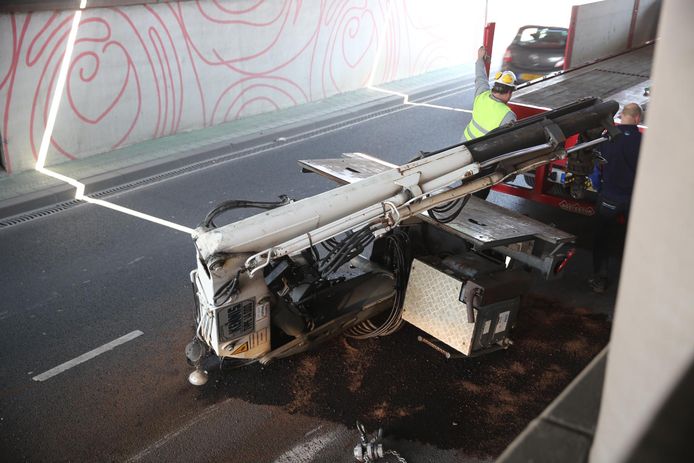 Kraan valt van vrachtwagen na botsing met viaduct.