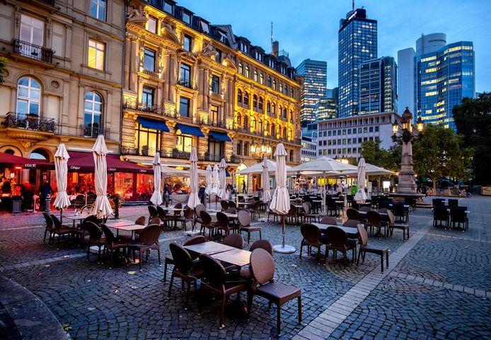 Het Operaplein in Frankfurt. Restaurants, bars, clubs, discotheken en cafés gaan dicht.