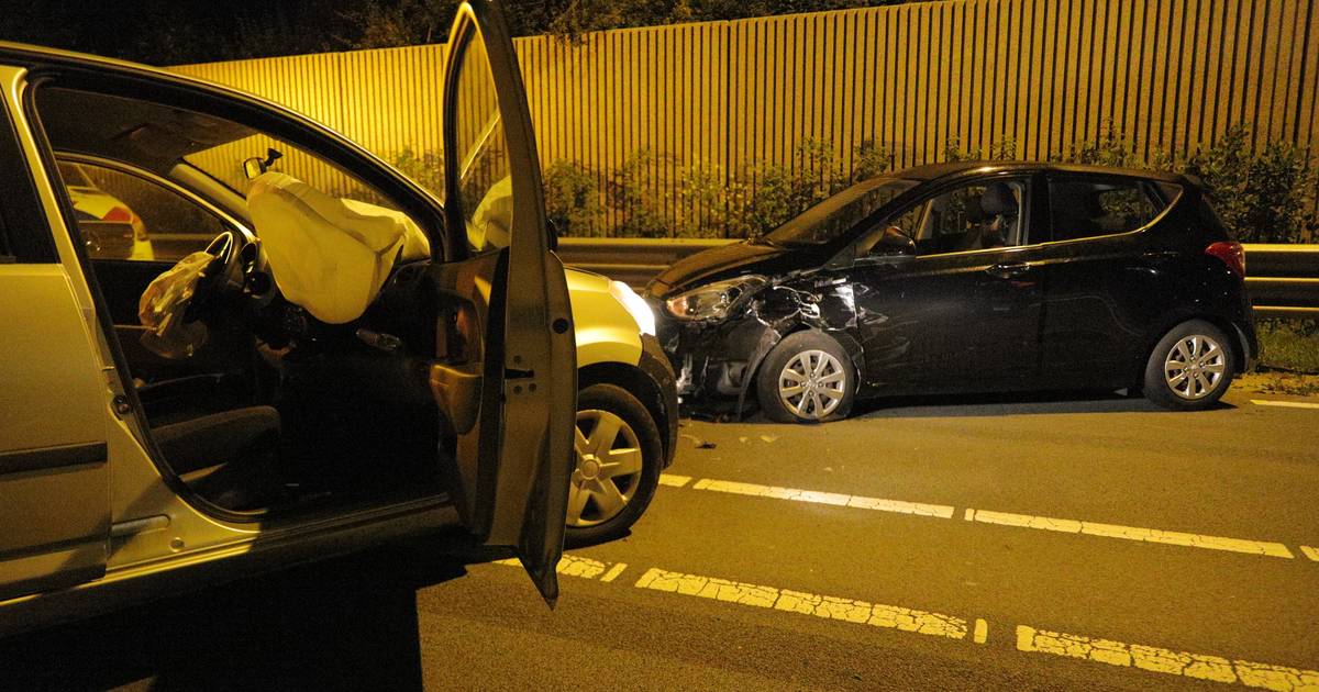Twee auto's frontaal op elkaar geklapt op N209 bij Bergschenhoek