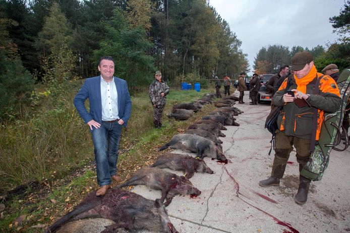 Burgemeester Jan Dalemans (HE) van Hechtel-Eksel kreeg onlangs nog doodsbedreigingen nadat hij poseerde met geschoten everzwijnen.