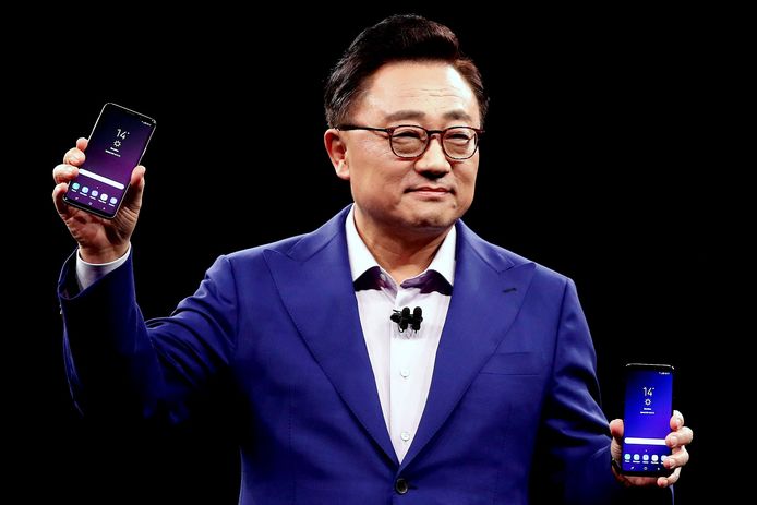 Samsung-baas DJ Koh stelt in Barcelona de Samsung Galaxy S9 en S9+ voor.