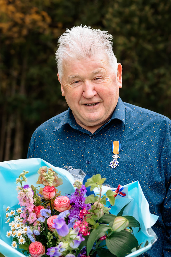 Vier Baarlese duizendpoten gedecoreerd met lintje Foto AD.nl