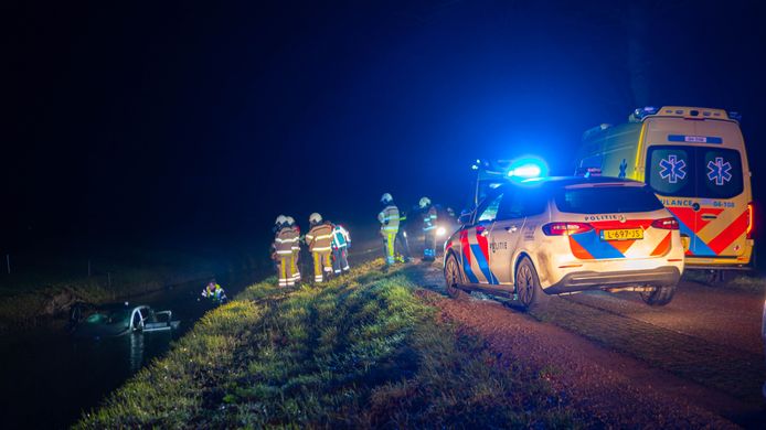 Op de Liederholthuisweg in Wijhe is zondagochtend een auto te water geraakt. De drie inzittenden van het voertuig zijn met onbekende verwondingen en onderkoelingsverschijnselen overgebracht naar het ziekenhuis.