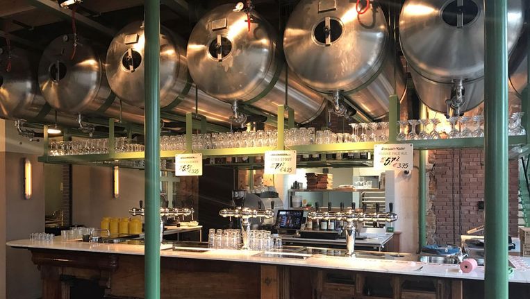 Het bier van Poesiat en Kater stroomt kakelvers van de ketels naar de tap Beeld Iris van Rijk